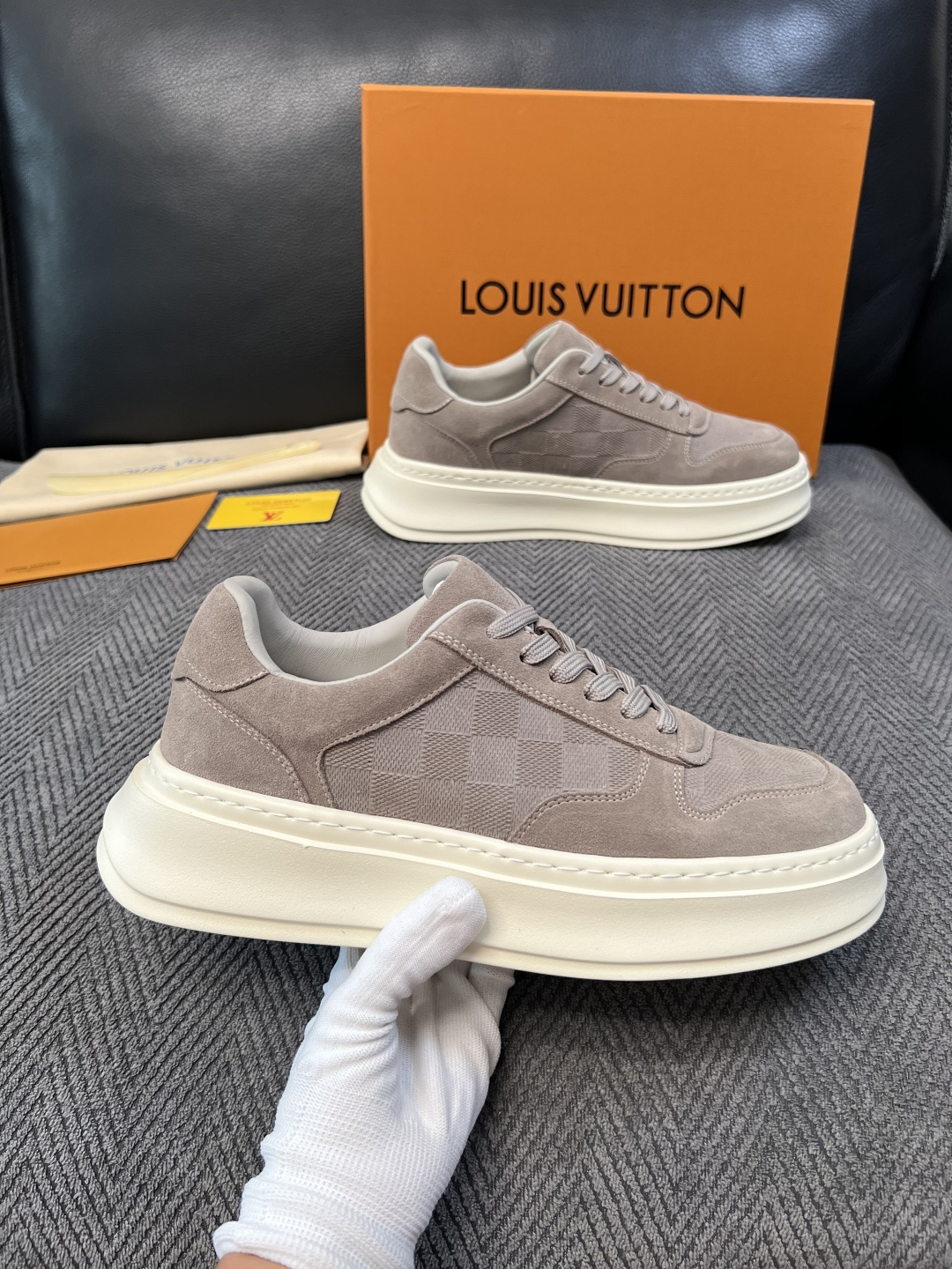 Lv  高品质  顶级工艺品  路易威登，运动板鞋专柜同步，鞋面意大利进口，高品质拼接缤纷色彩复杂工艺品，进口网布里垫柔