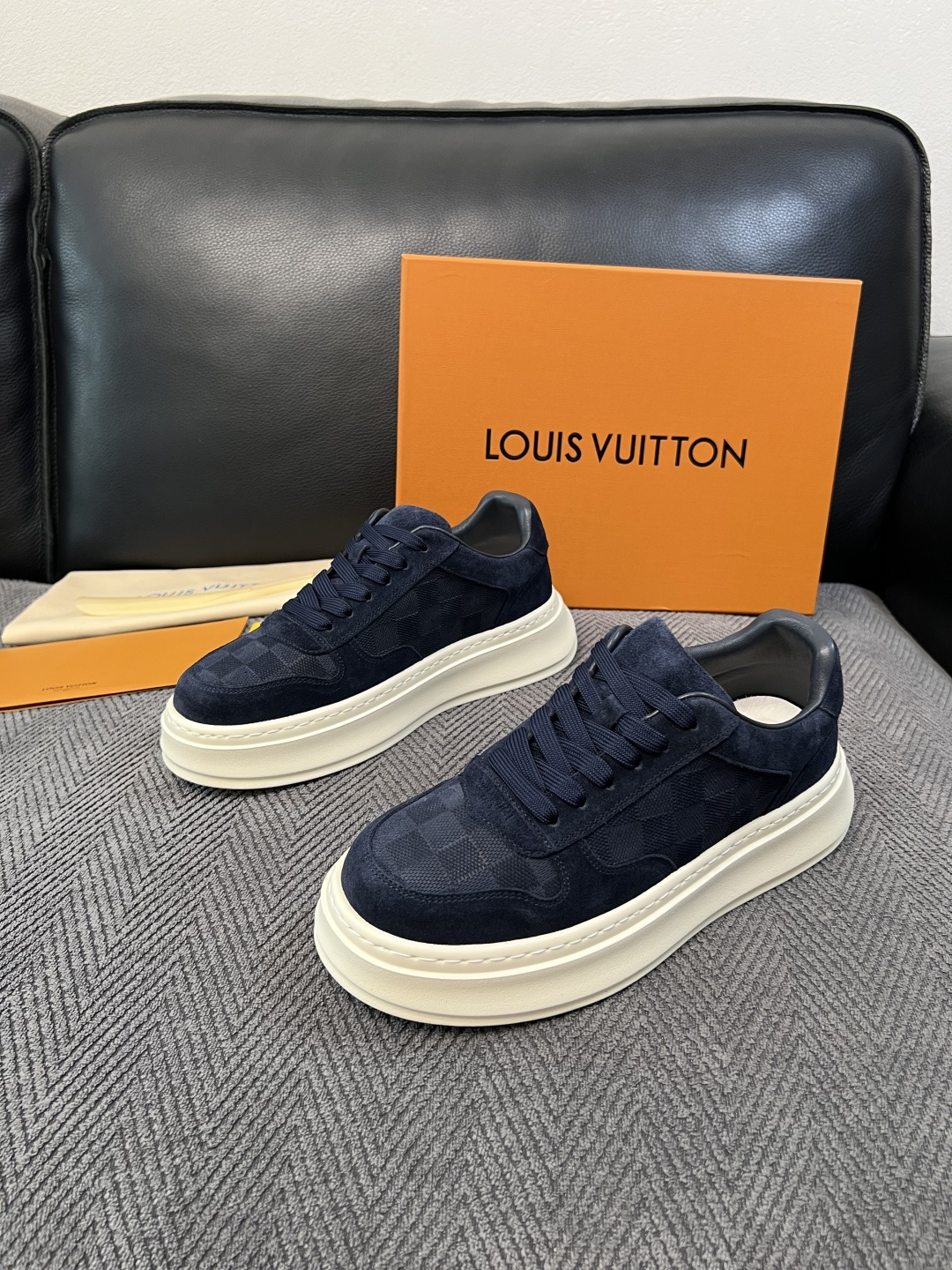 Lv  高品质  顶级工艺品  路易威登，运动板鞋专柜同步，鞋面意大利进口，高品质拼接缤纷色彩复杂工艺品，进口网布里垫柔