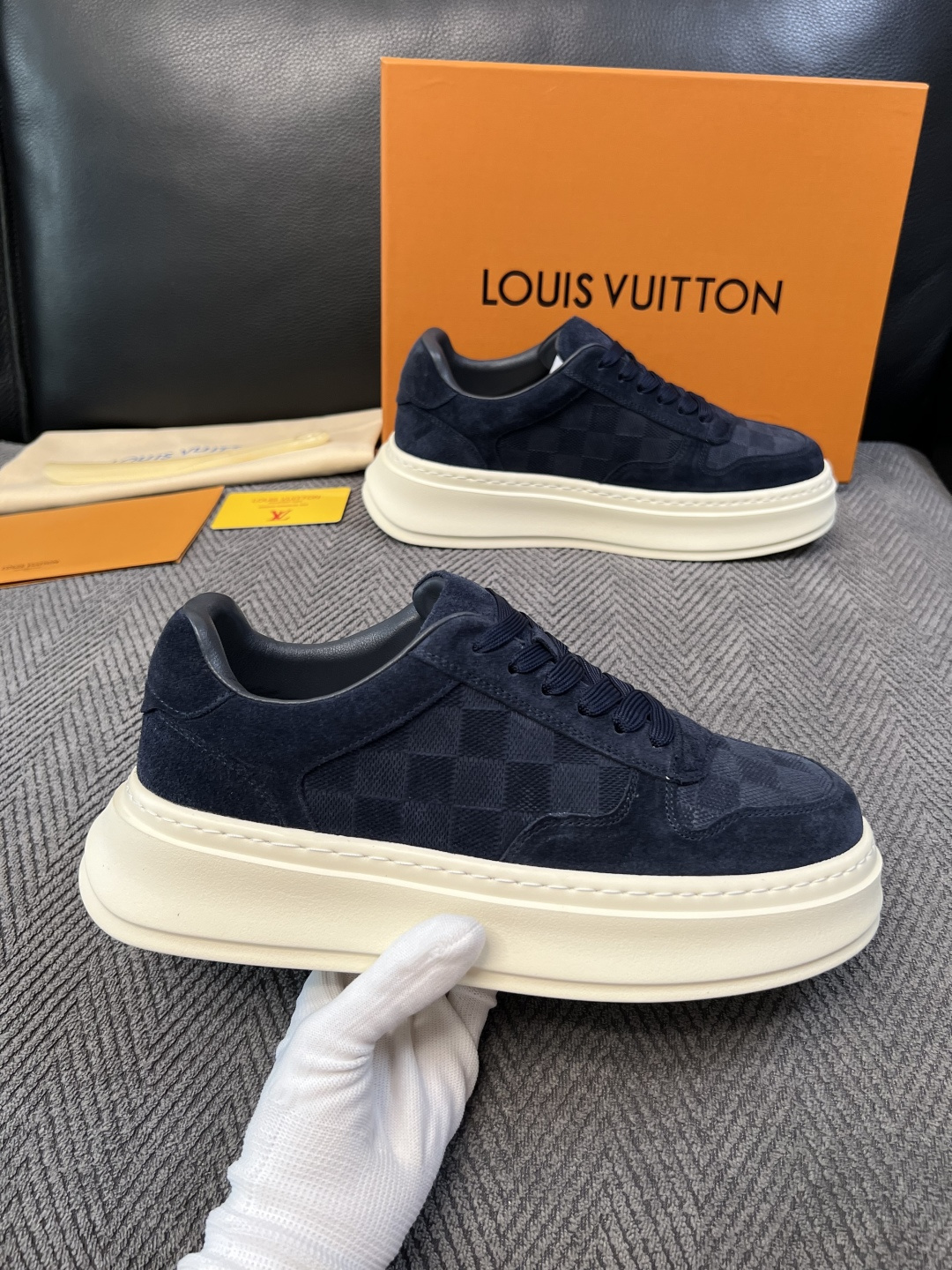 Lv  高品质  顶级工艺品  路易威登，运动板鞋专柜同步，鞋面意大利进口，高品质拼接缤纷色彩复杂工艺品，进口网布里垫柔