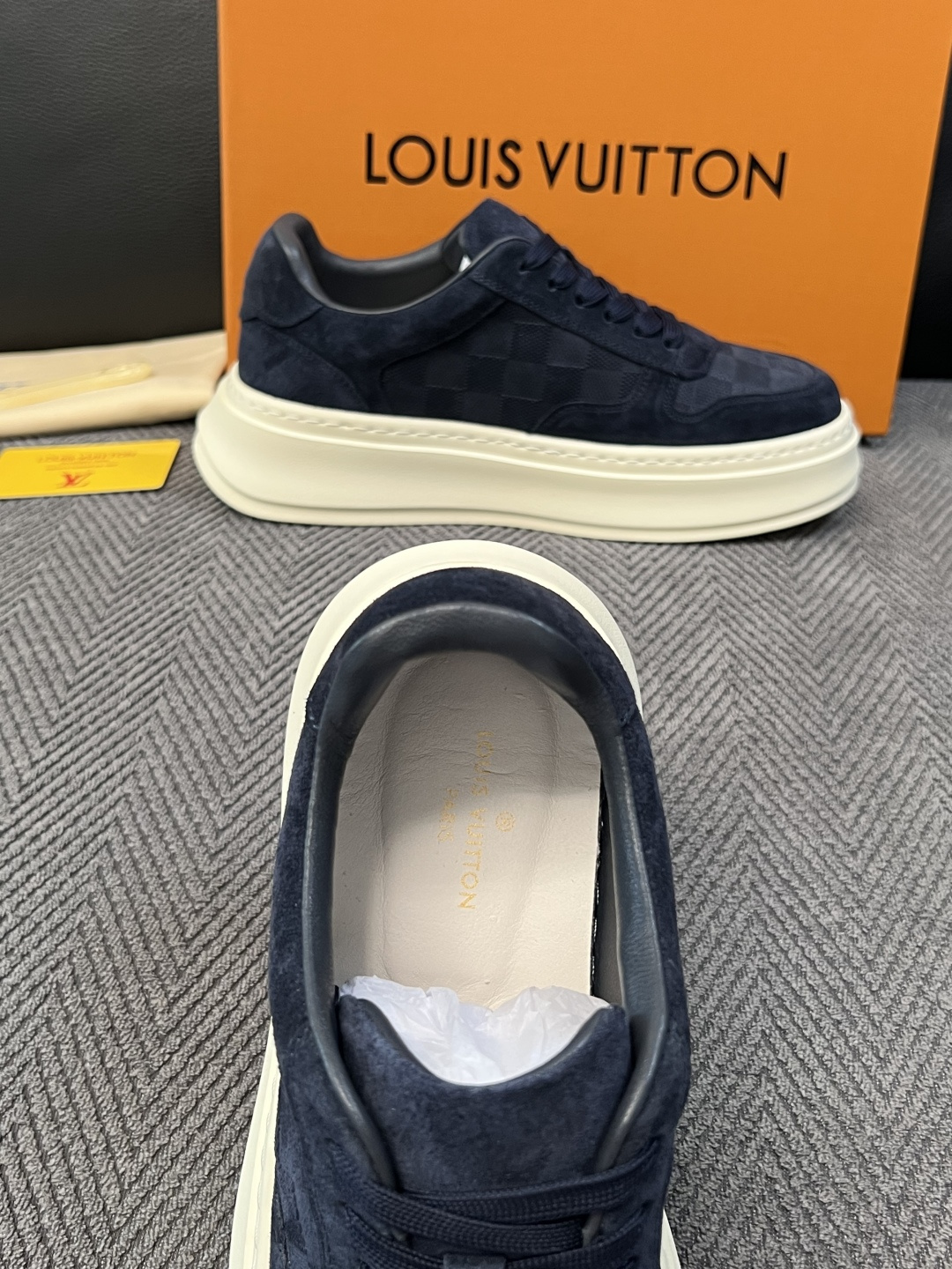 Lv  高品质  顶级工艺品  路易威登，运动板鞋专柜同步，鞋面意大利进口，高品质拼接缤纷色彩复杂工艺品，进口网布里垫柔