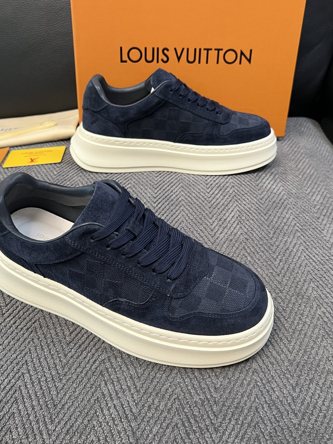 Lv  高品质  顶级工艺品  路易威登，运动板鞋专柜同步，鞋面意大利进口，高品质拼接缤纷色彩复杂工艺品，进口网布里垫柔