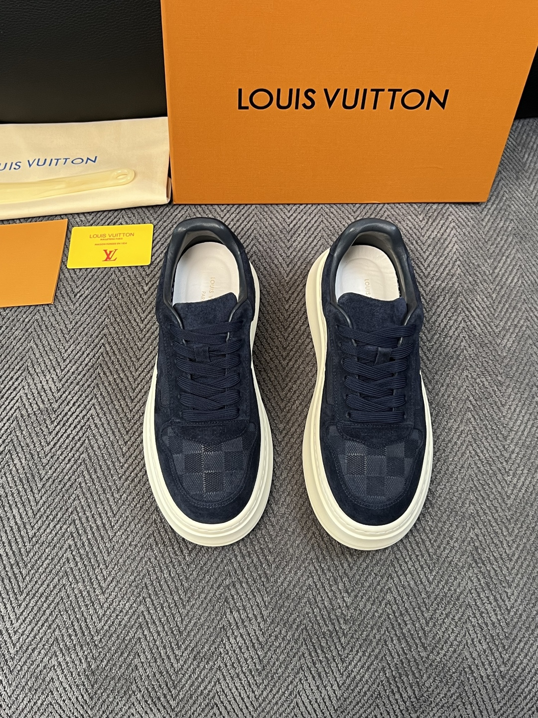 Lv  高品质  顶级工艺品  路易威登，运动板鞋专柜同步，鞋面意大利进口，高品质拼接缤纷色彩复杂工艺品，进口网布里垫柔