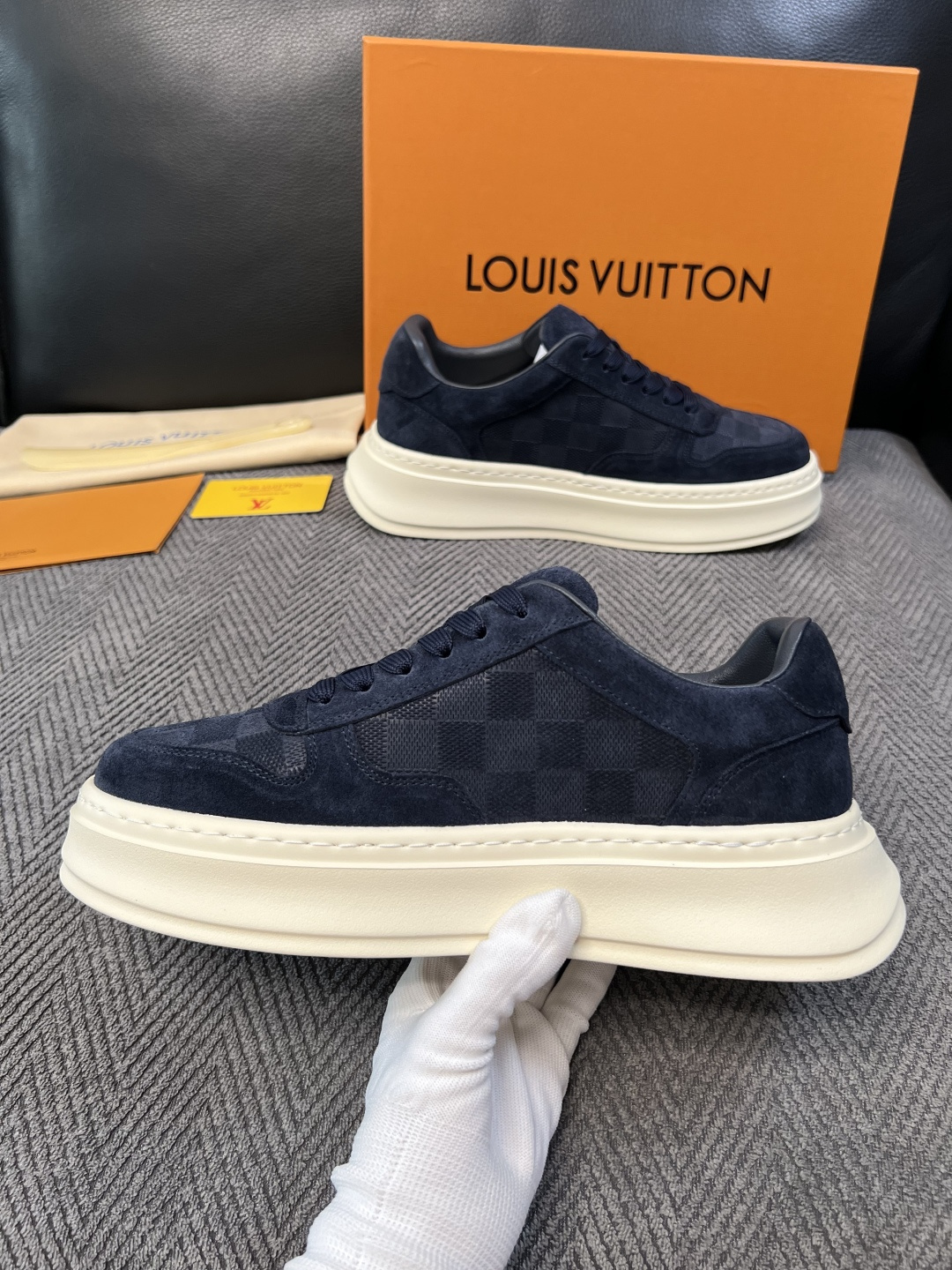 Lv  高品质  顶级工艺品  路易威登，运动板鞋专柜同步，鞋面意大利进口，高品质拼接缤纷色彩复杂工艺品，进口网布里垫柔