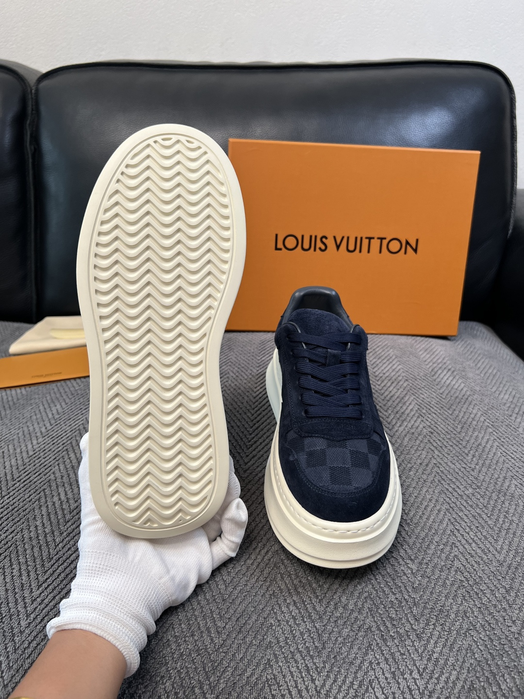 Lv  高品质  顶级工艺品  路易威登，运动板鞋专柜同步，鞋面意大利进口，高品质拼接缤纷色彩复杂工艺品，进口网布里垫柔
