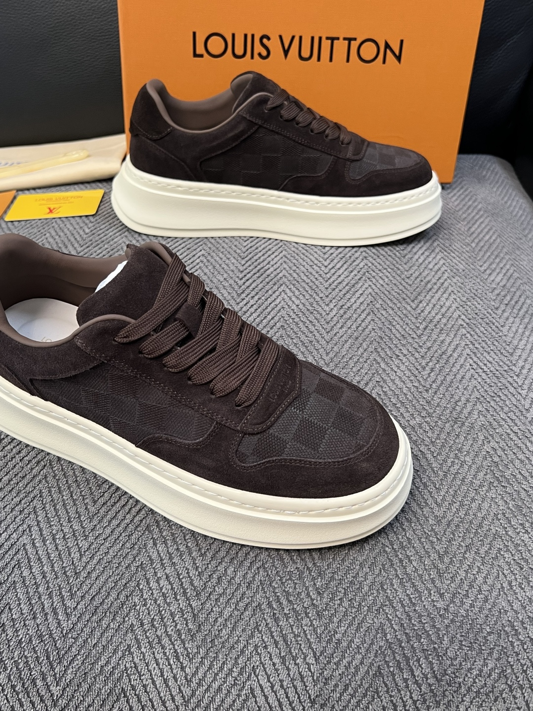 Lv  高品质  顶级工艺品  路易威登，运动板鞋专柜同步，鞋面意大利进口，高品质拼接缤纷色彩复杂工艺品，进口网布里垫柔