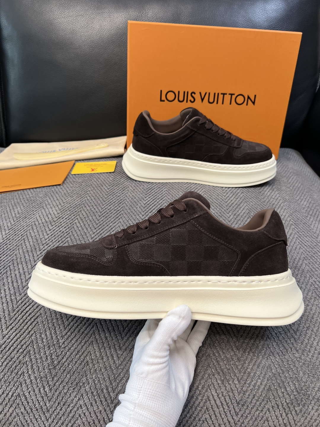 Lv  高品质  顶级工艺品  路易威登，运动板鞋专柜同步，鞋面意大利进口，高品质拼接缤纷色彩复杂工艺品，进口网布里垫柔
