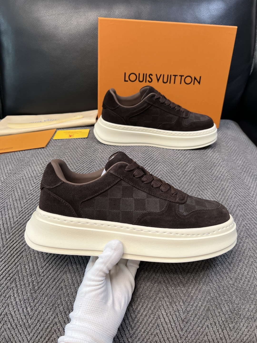 Lv  高品质  顶级工艺品  路易威登，运动板鞋专柜同步，鞋面意大利进口，高品质拼接缤纷色彩复杂工艺品，进口网布里垫柔