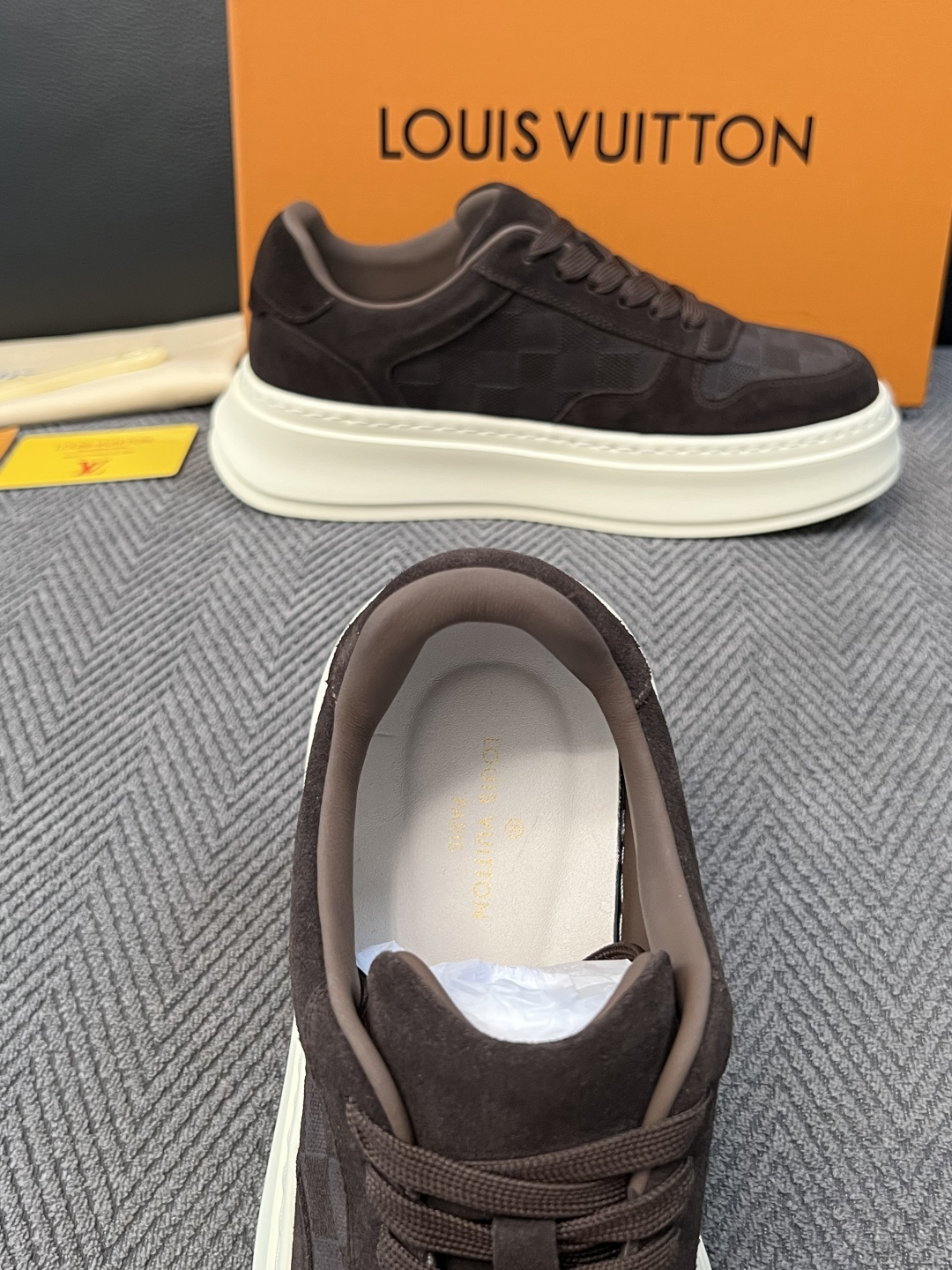 Lv  高品质  顶级工艺品  路易威登，运动板鞋专柜同步，鞋面意大利进口，高品质拼接缤纷色彩复杂工艺品，进口网布里垫柔