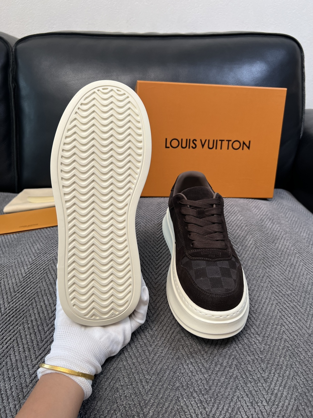 Lv  高品质  顶级工艺品  路易威登，运动板鞋专柜同步，鞋面意大利进口，高品质拼接缤纷色彩复杂工艺品，进口网布里垫柔