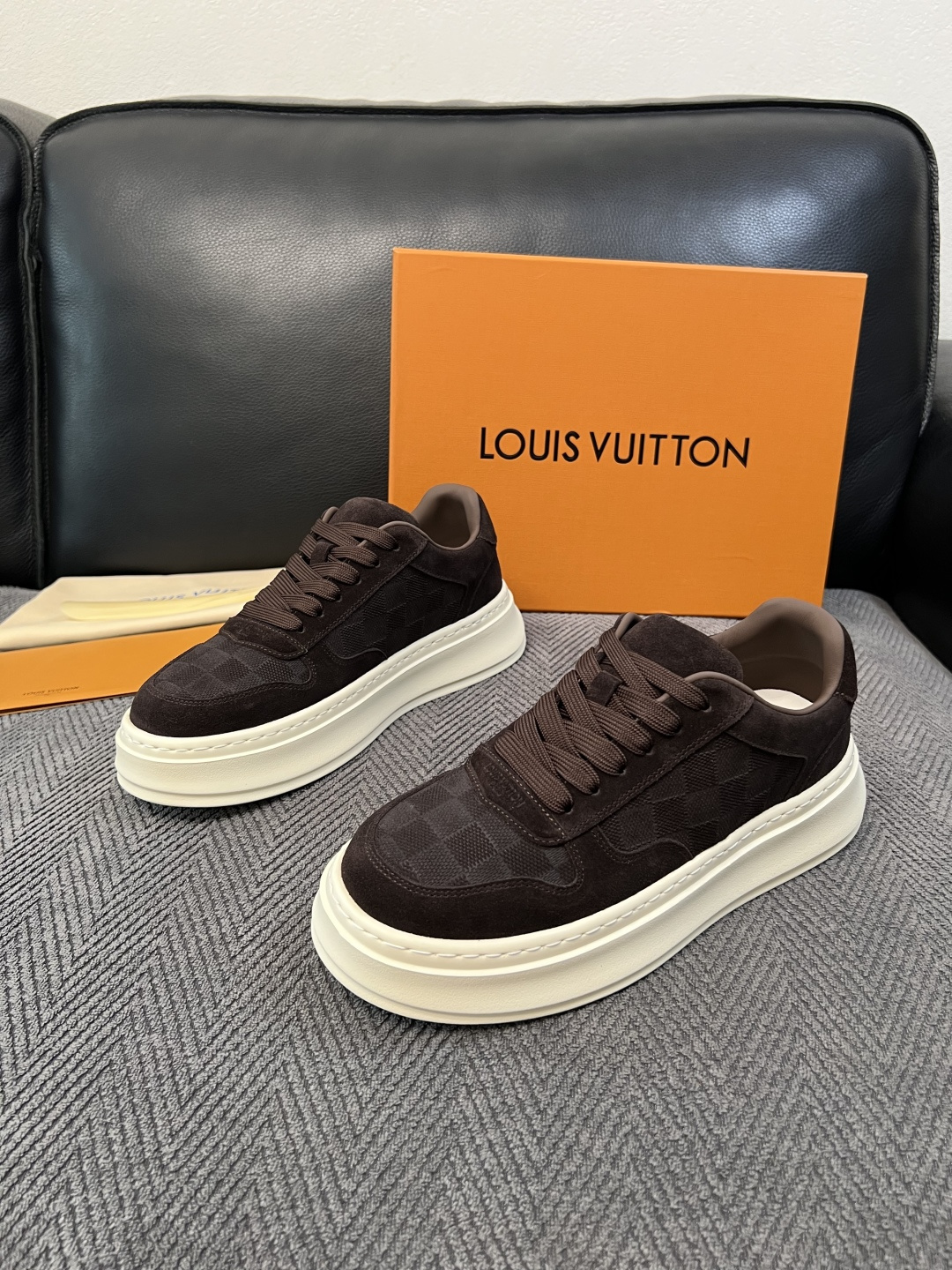 Lv  高品质  顶级工艺品  路易威登，运动板鞋专柜同步，鞋面意大利进口，高品质拼接缤纷色彩复杂工艺品，进口网布里垫柔