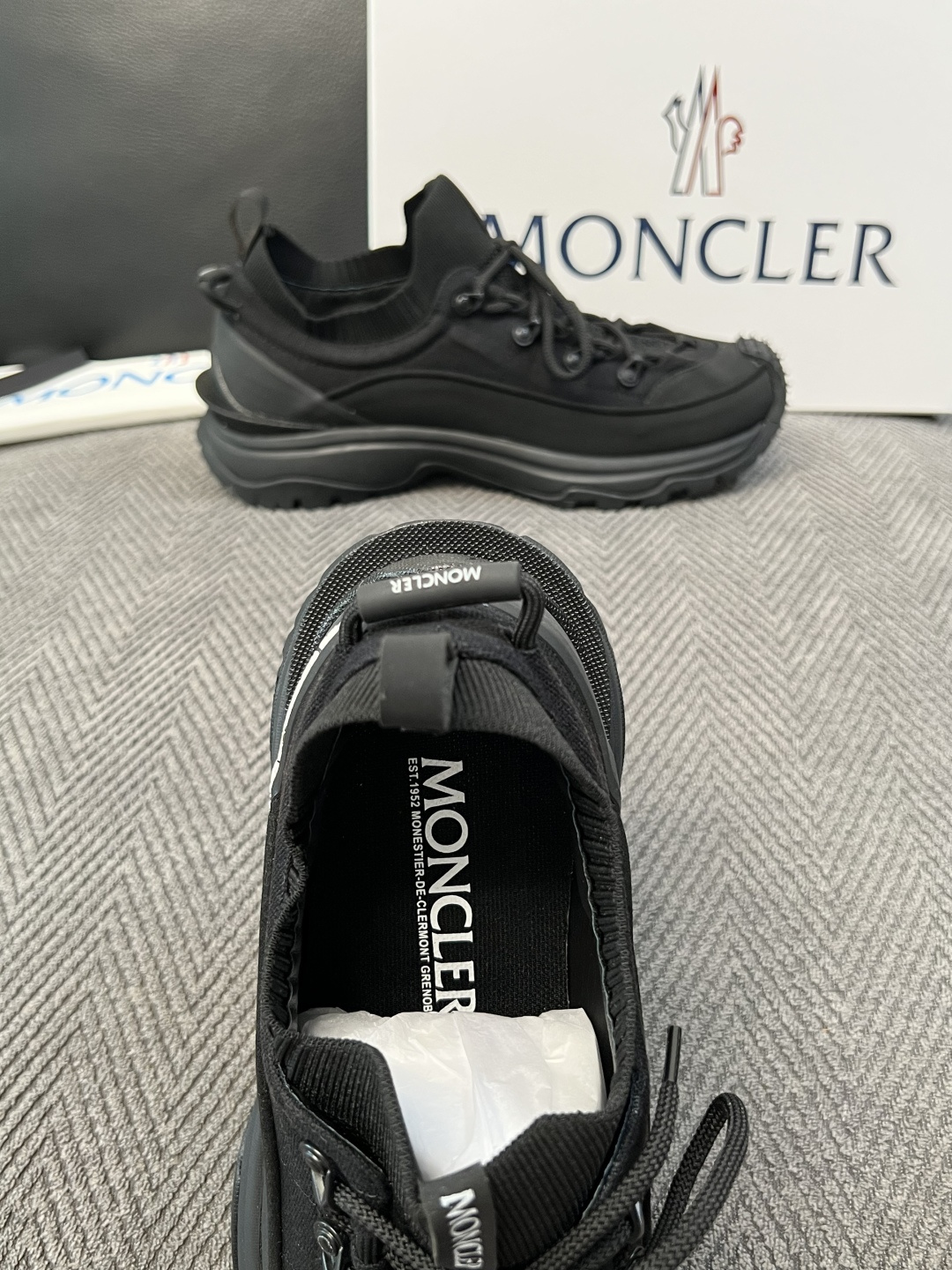 MONCLER  高品质 顶级工艺品  蒙口 新品专柜新款，原厂配置意大利进口牛皮搭配网布面料，高品质复杂拼接工艺，进口