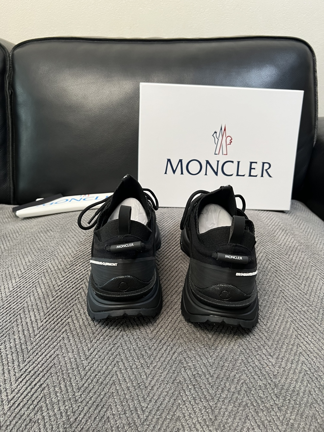 MONCLER  高品质 顶级工艺品  蒙口 新品专柜新款，原厂配置意大利进口牛皮搭配网布面料，高品质复杂拼接工艺，进口