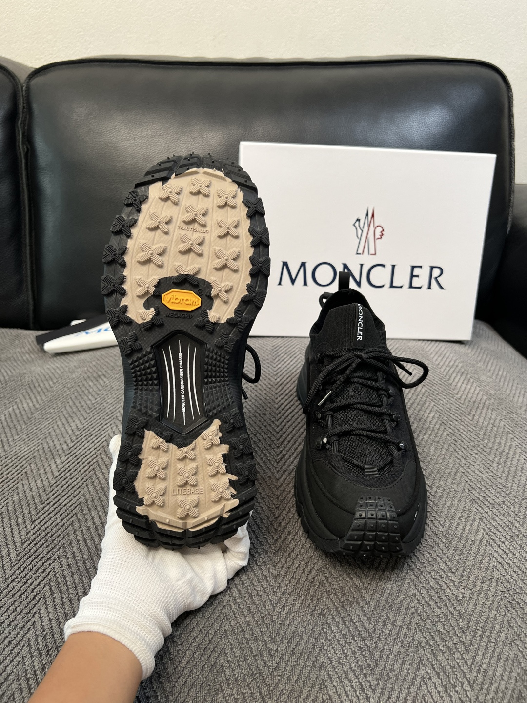 MONCLER  高品质 顶级工艺品  蒙口 新品专柜新款，原厂配置意大利进口牛皮搭配网布面料，高品质复杂拼接工艺，进口