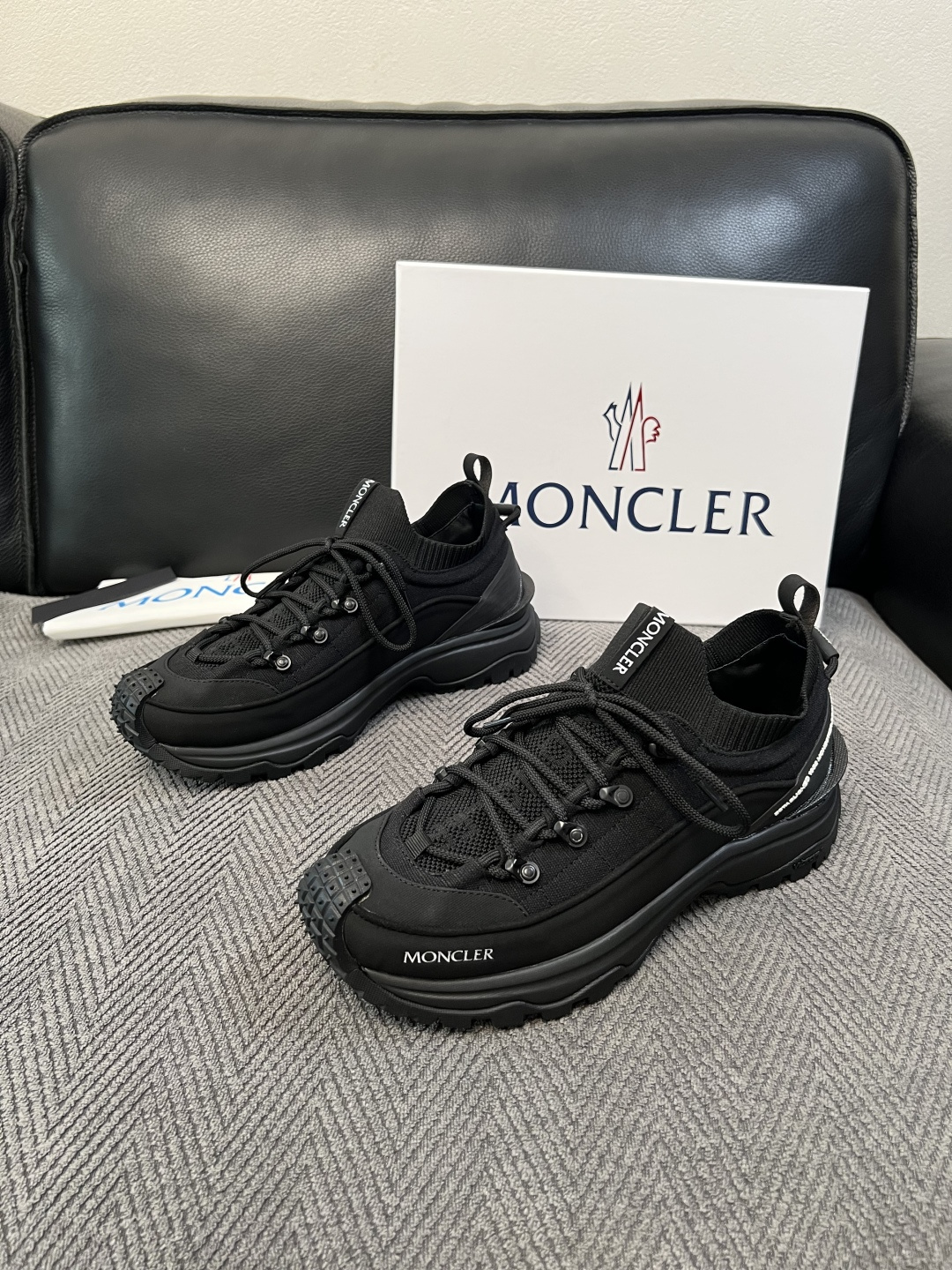 MONCLER  高品质 顶级工艺品  蒙口 新品专柜新款，原厂配置意大利进口牛皮搭配网布面料，高品质复杂拼接工艺，进口