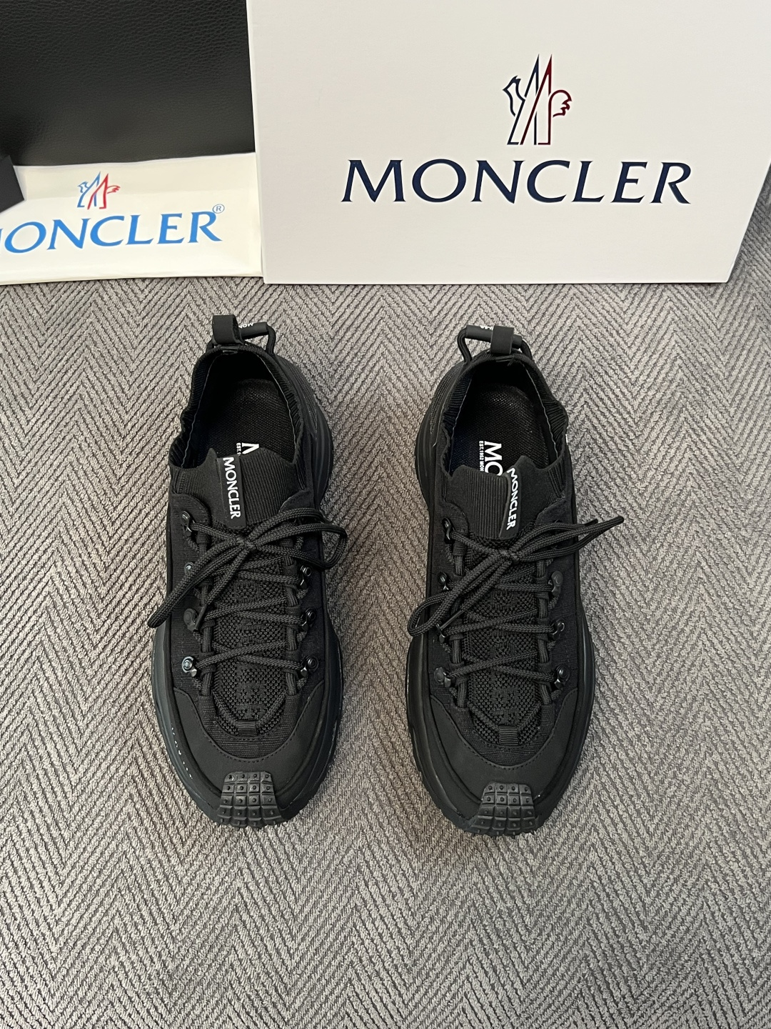 MONCLER  高品质 顶级工艺品  蒙口 新品专柜新款，原厂配置意大利进口牛皮搭配网布面料，高品质复杂拼接工艺，进口