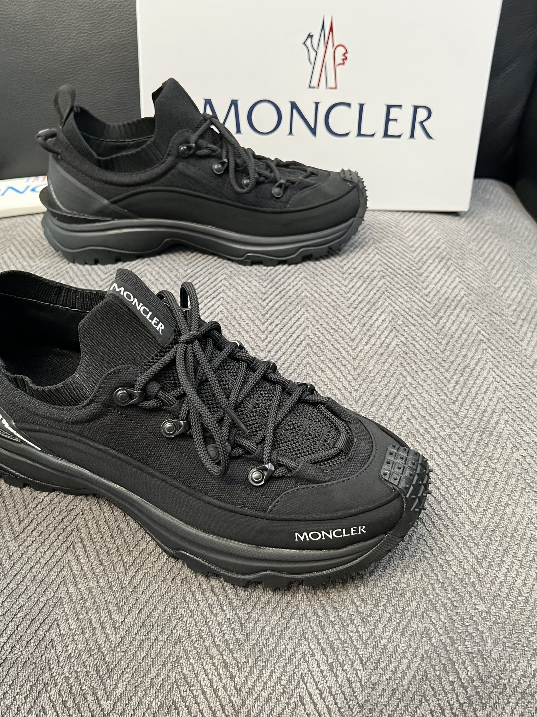 MONCLER  高品质 顶级工艺品  蒙口 新品专柜新款，原厂配置意大利进口牛皮搭配网布面料，高品质复杂拼接工艺，进口