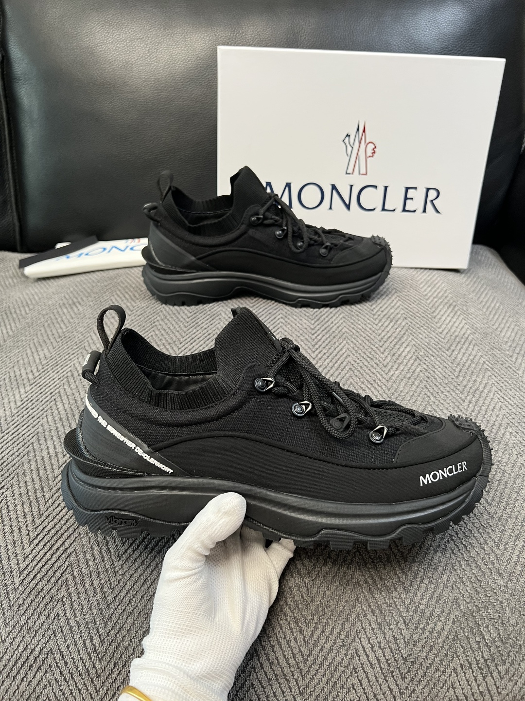 MONCLER  高品质 顶级工艺品  蒙口 新品专柜新款，原厂配置意大利进口牛皮搭配网布面料，高品质复杂拼接工艺，进口