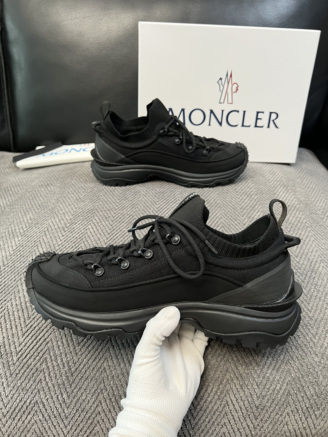 MONCLER  高品质 顶级工艺品  蒙口 新品专柜新款，原厂配置意大利进口牛皮搭配网布面料，高品质复杂拼接工艺，进口