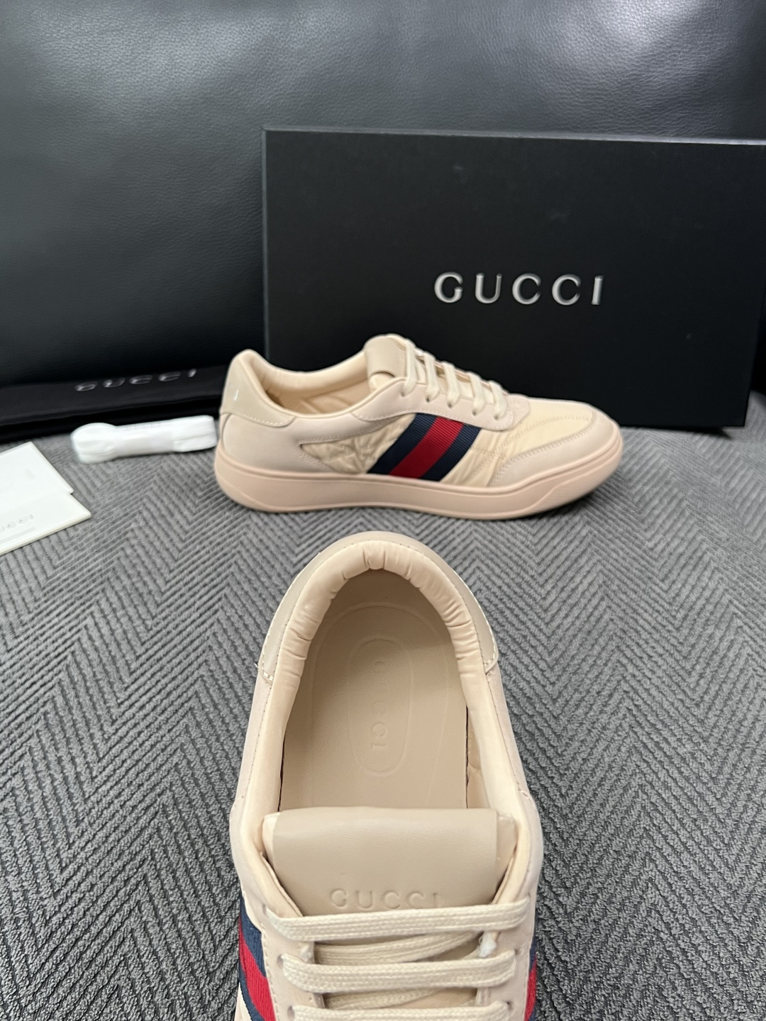 Gucci  高品质  顶级工艺品  古奇 专柜新款，原厂配置意大利进口牛皮  进口牛皮内里垫，透气舒适，鞋底：原厂特供