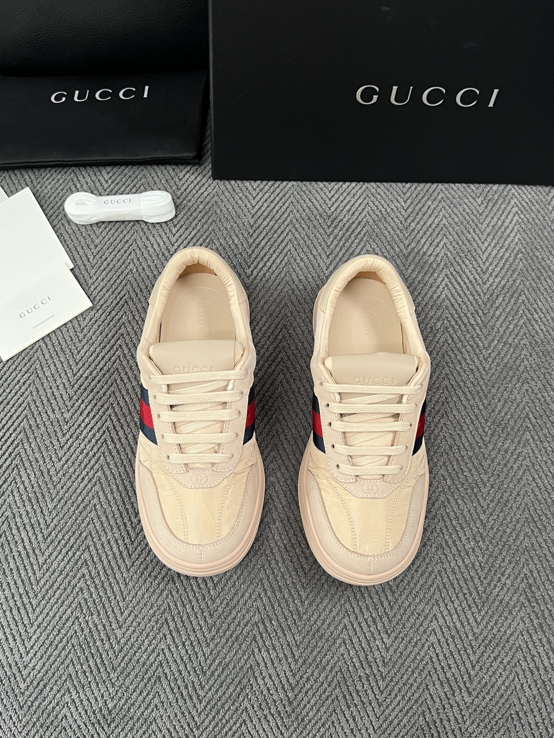 Gucci  高品质  顶级工艺品  古奇 专柜新款，原厂配置意大利进口牛皮  进口牛皮内里垫，透气舒适，鞋底：原厂特供