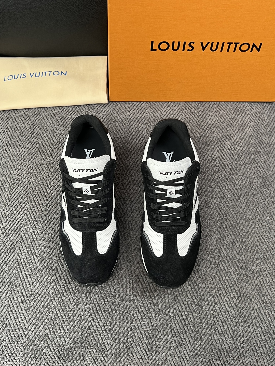 Lv  顶级代购  路易威登 专柜同步，意大利进口面料，进口水染牛皮内里，鞋底：原厂特供原版底，原厂跟单货，码数 39-