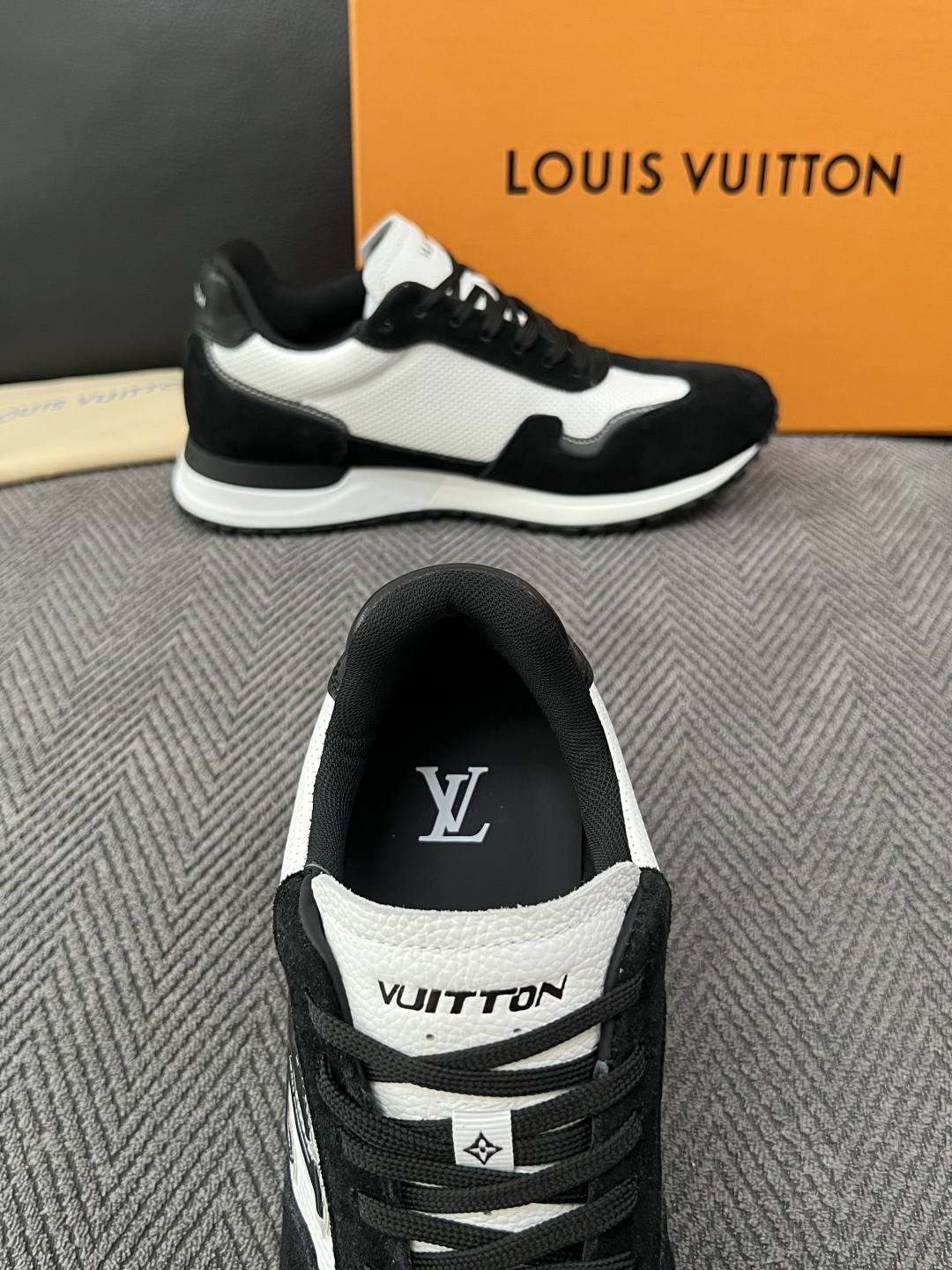 Lv  顶级代购  路易威登 专柜同步，意大利进口面料，进口水染牛皮内里，鞋底：原厂特供原版底，原厂跟单货，码数 39-