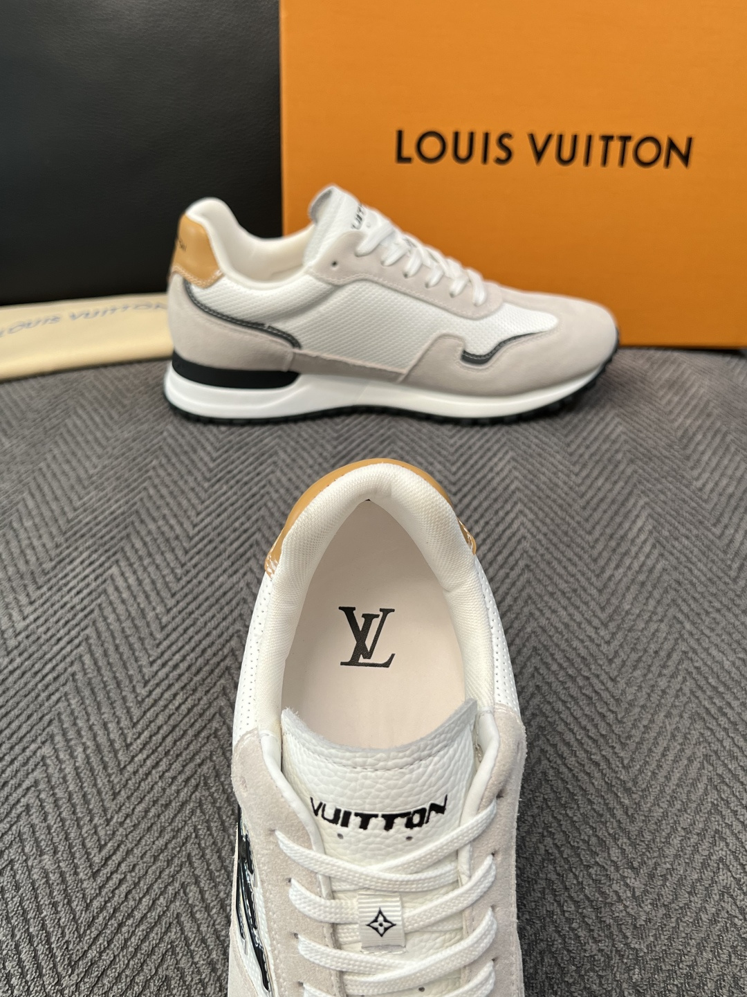 Lv  顶级代购  路易威登 专柜同步，意大利进口面料，进口水染牛皮内里，鞋底：原厂特供原版底，原厂跟单货，码数 39-