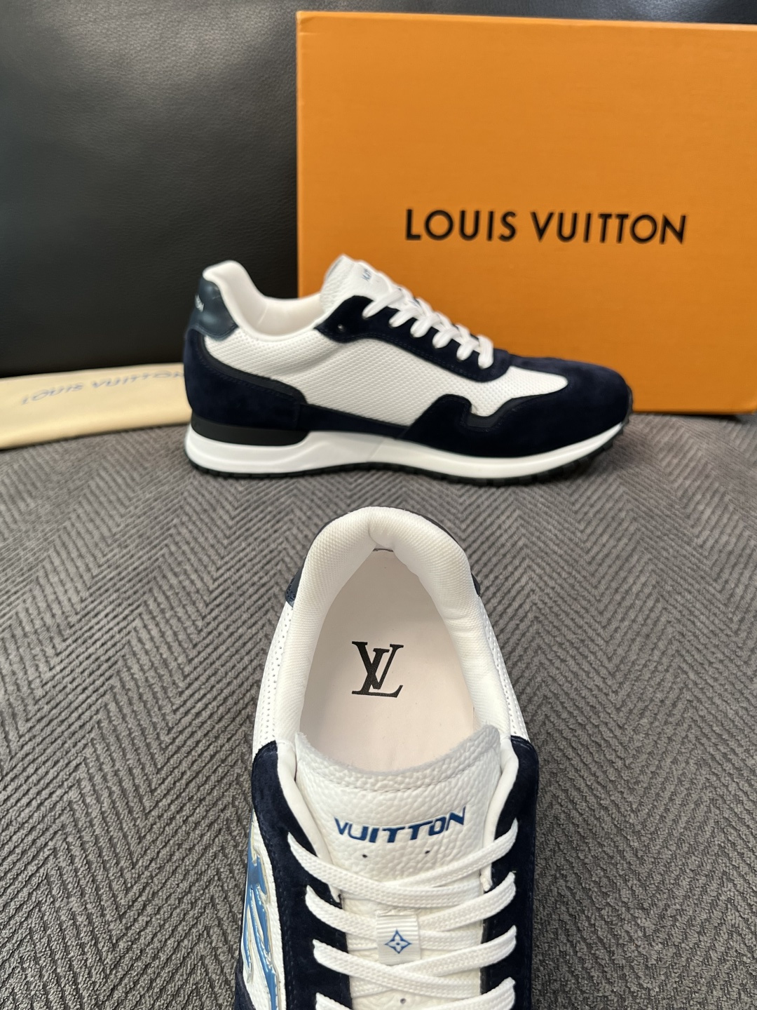 Lv  顶级代购  路易威登 专柜同步，意大利进口面料，进口水染牛皮内里，鞋底：原厂特供原版底，原厂跟单货，码数 39-