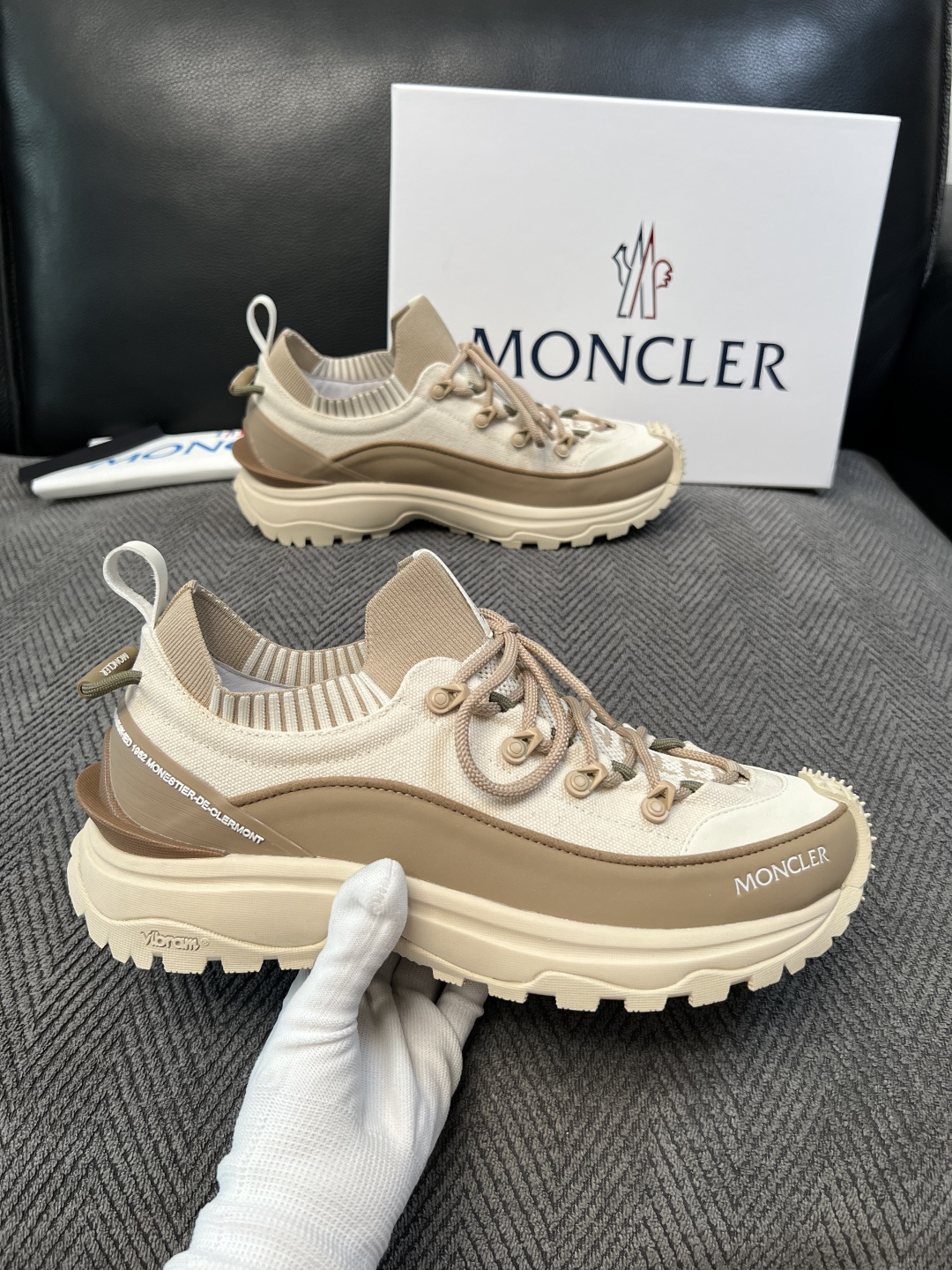 MONCLER  高品质 顶级工艺品  蒙口 新品专柜新款，原厂配置意大利进口牛皮搭配网布面料，高品质复杂拼接工艺，进口