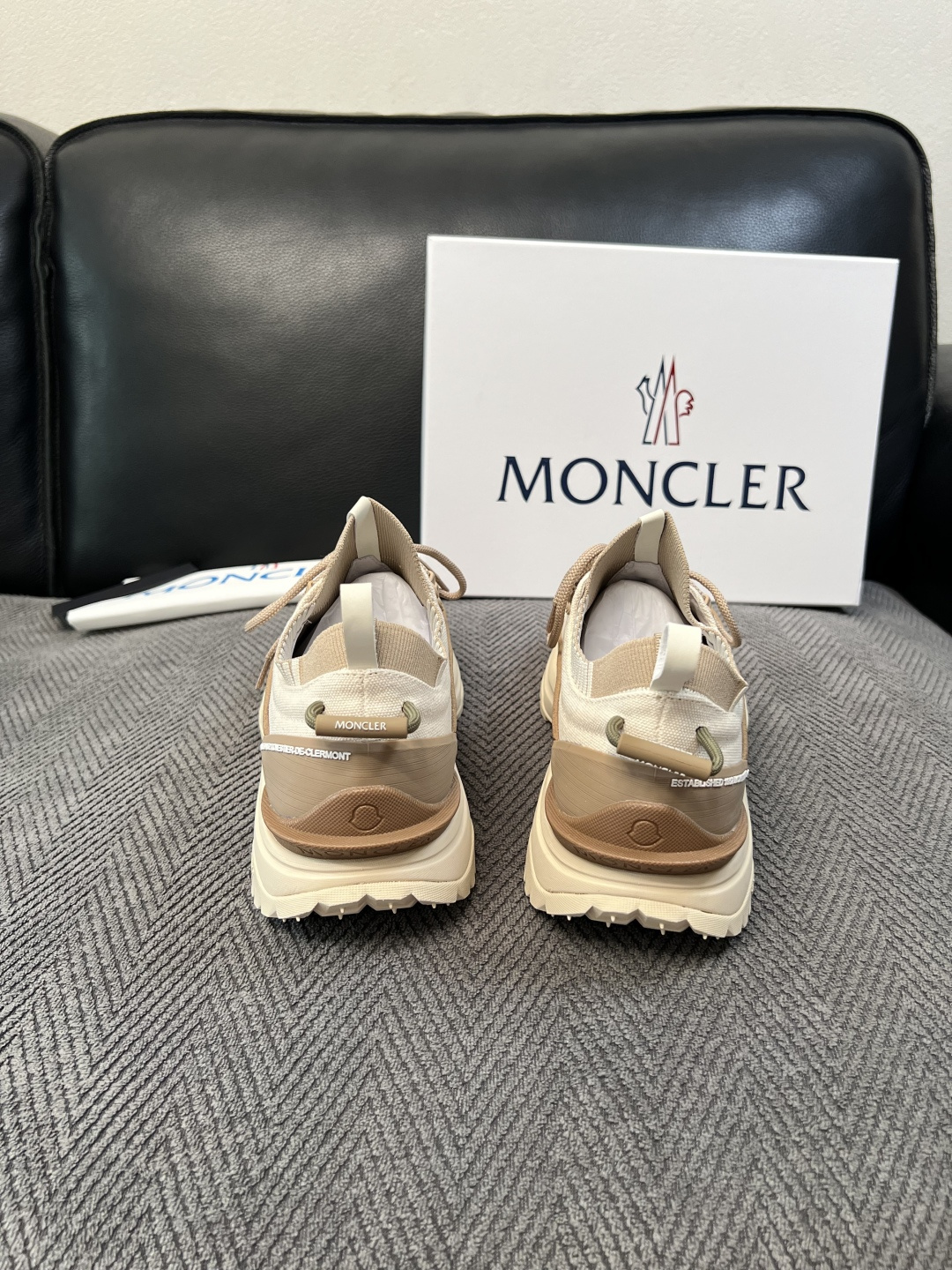 MONCLER  高品质 顶级工艺品  蒙口 新品专柜新款，原厂配置意大利进口牛皮搭配网布面料，高品质复杂拼接工艺，进口