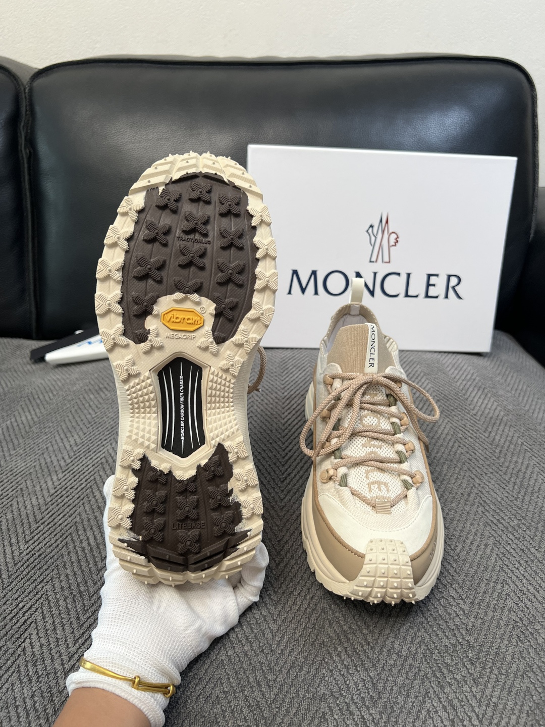 MONCLER  高品质 顶级工艺品  蒙口 新品专柜新款，原厂配置意大利进口牛皮搭配网布面料，高品质复杂拼接工艺，进口
