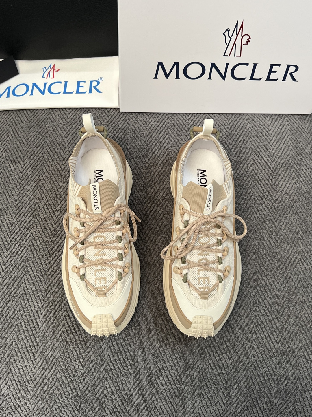 MONCLER  高品质 顶级工艺品  蒙口 新品专柜新款，原厂配置意大利进口牛皮搭配网布面料，高品质复杂拼接工艺，进口