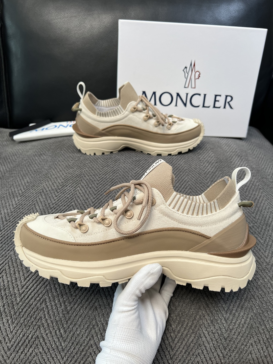 MONCLER  高品质 顶级工艺品  蒙口 新品专柜新款，原厂配置意大利进口牛皮搭配网布面料，高品质复杂拼接工艺，进口