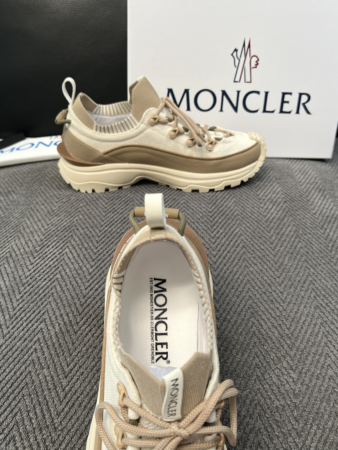 MONCLER  高品质 顶级工艺品  蒙口 新品专柜新款，原厂配置意大利进口牛皮搭配网布面料，高品质复杂拼接工艺，进口