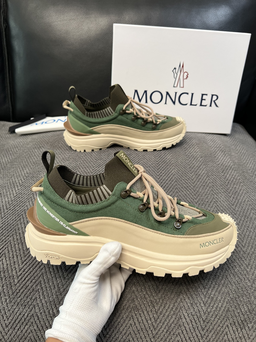 MONCLER  高品质 顶级工艺品  蒙口 新品专柜新款，原厂配置意大利进口牛皮搭配网布面料，高品质复杂拼接工艺，进口