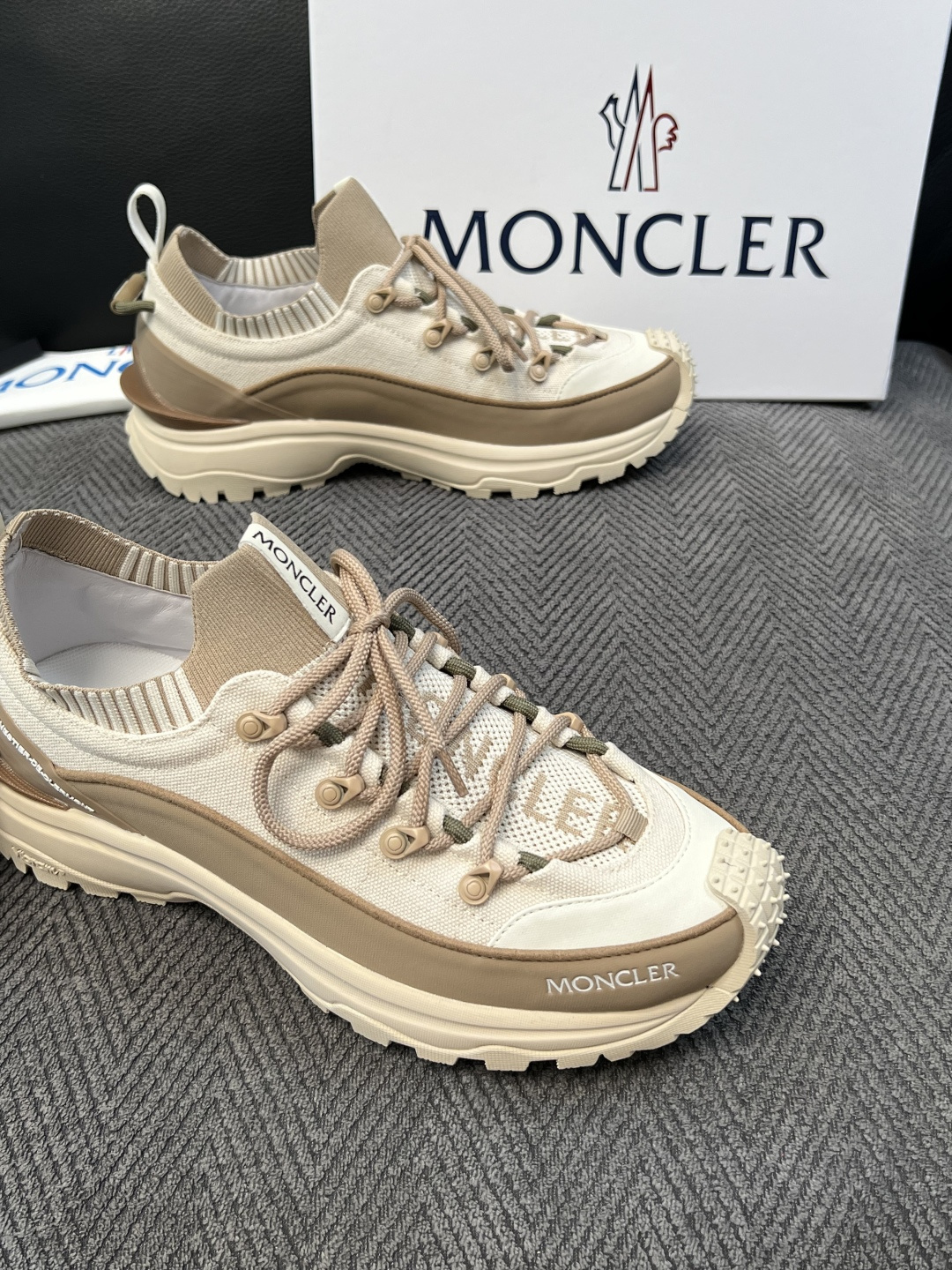 MONCLER  高品质 顶级工艺品  蒙口 新品专柜新款，原厂配置意大利进口牛皮搭配网布面料，高品质复杂拼接工艺，进口