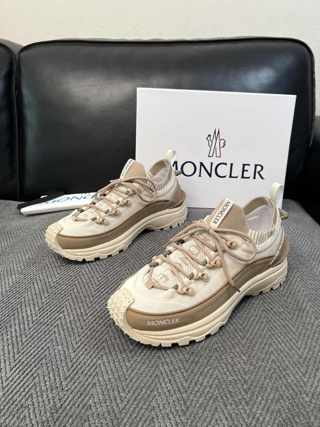 MONCLER  高品质 顶级工艺品  蒙口 新品专柜新款，原厂配置意大利进口牛皮搭配网布面料，高品质复杂拼接工艺，进口