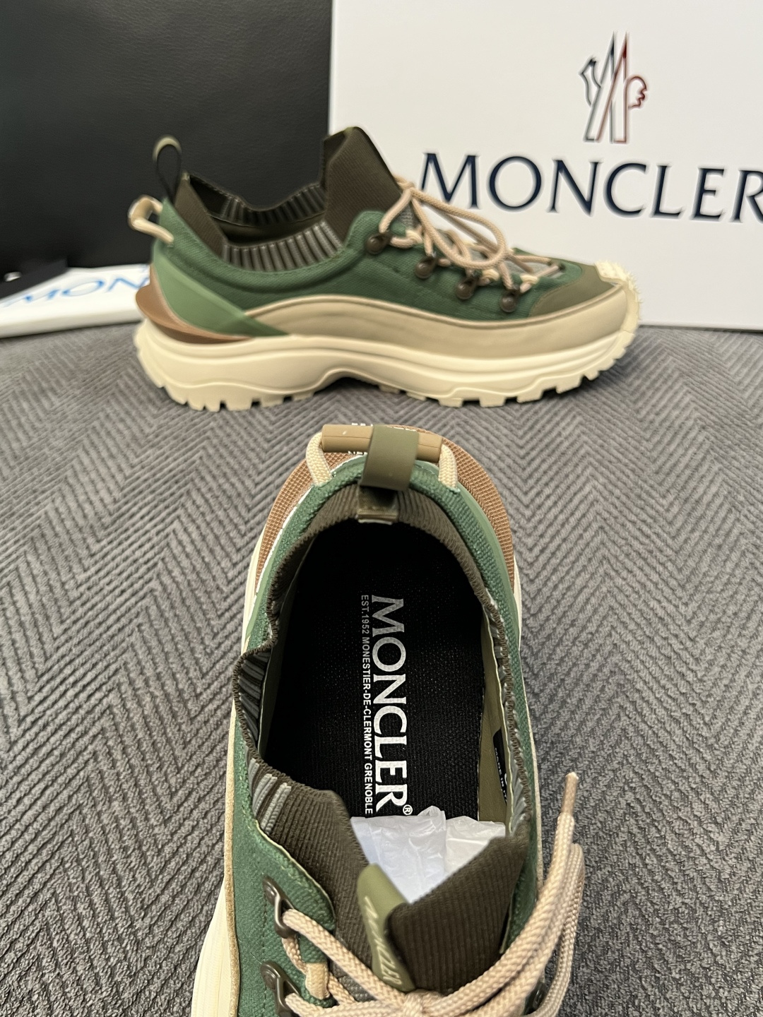 MONCLER  高品质 顶级工艺品  蒙口 新品专柜新款，原厂配置意大利进口牛皮搭配网布面料，高品质复杂拼接工艺，进口