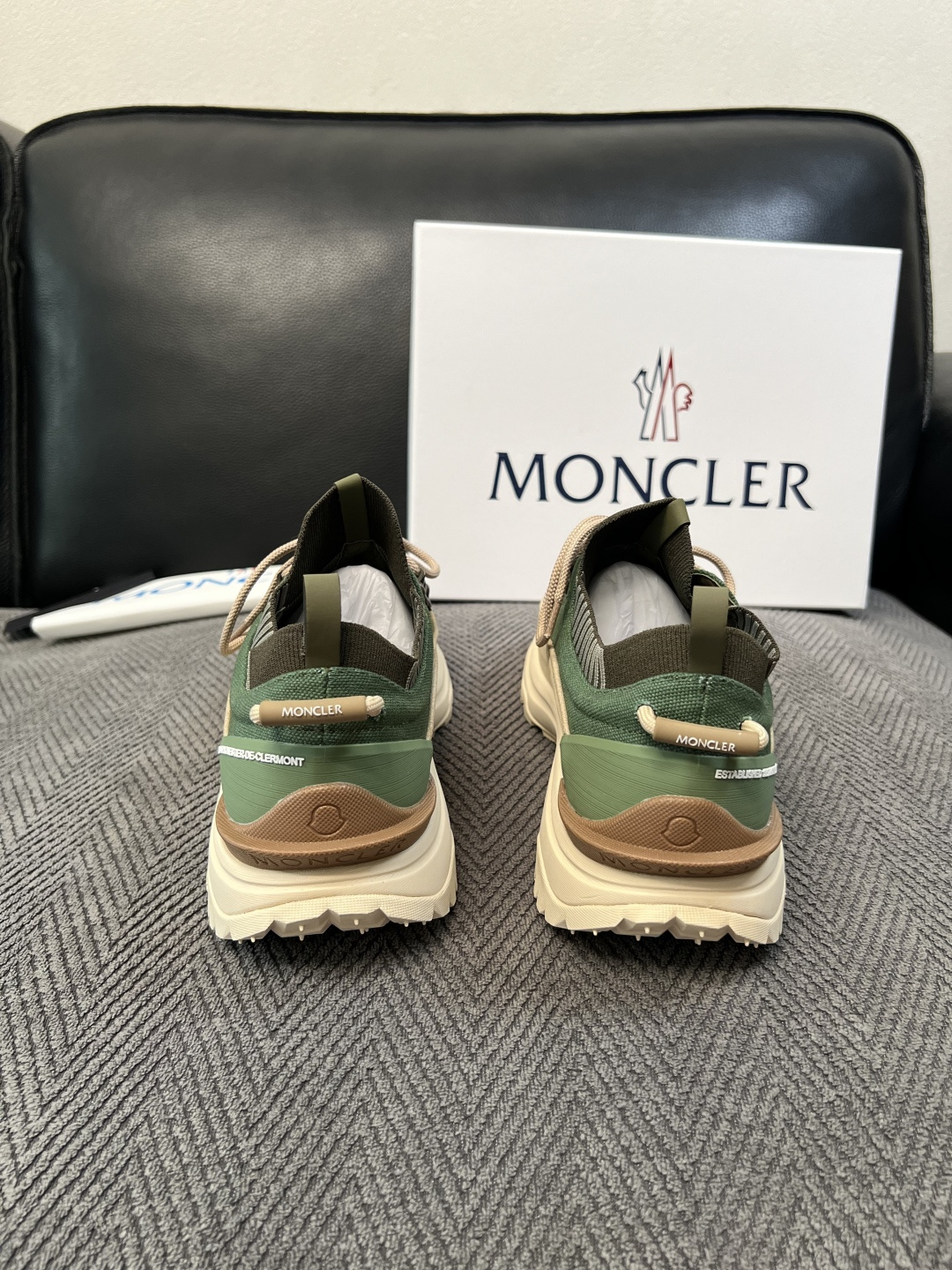 MONCLER  高品质 顶级工艺品  蒙口 新品专柜新款，原厂配置意大利进口牛皮搭配网布面料，高品质复杂拼接工艺，进口