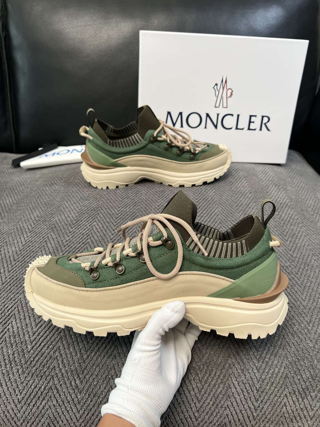 MONCLER  高品质 顶级工艺品  蒙口 新品专柜新款，原厂配置意大利进口牛皮搭配网布面料，高品质复杂拼接工艺，进口