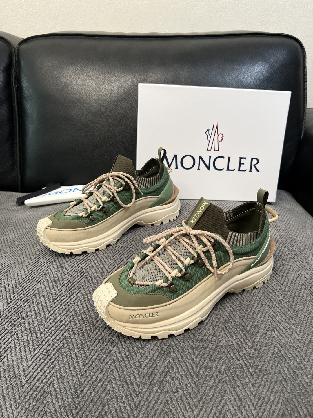 MONCLER  高品质 顶级工艺品  蒙口 新品专柜新款，原厂配置意大利进口牛皮搭配网布面料，高品质复杂拼接工艺，进口
