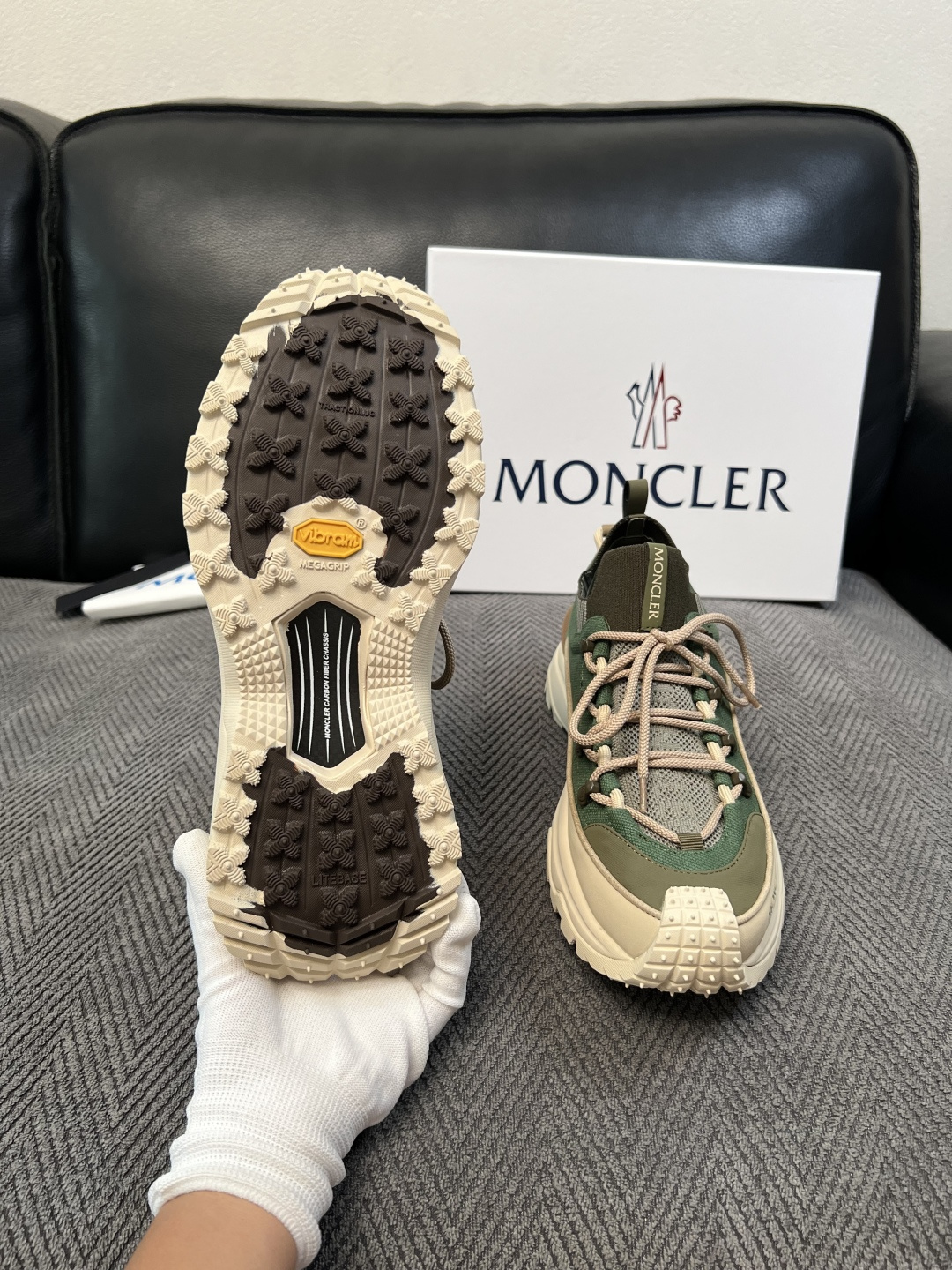 MONCLER  高品质 顶级工艺品  蒙口 新品专柜新款，原厂配置意大利进口牛皮搭配网布面料，高品质复杂拼接工艺，进口