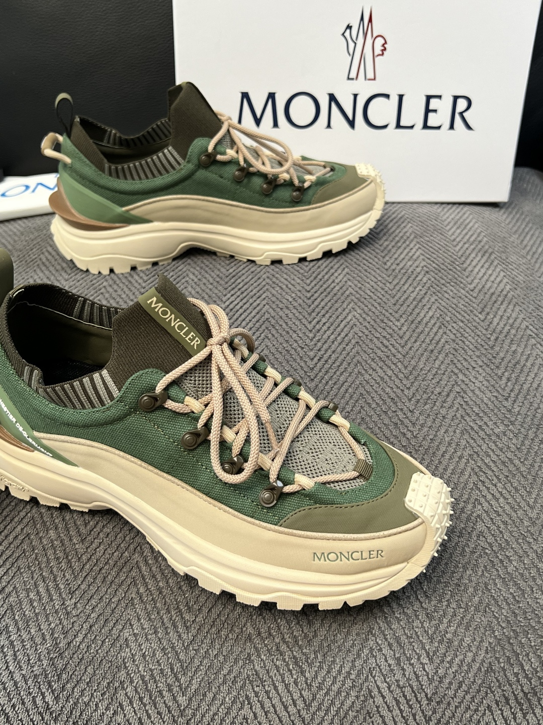 MONCLER  高品质 顶级工艺品  蒙口 新品专柜新款，原厂配置意大利进口牛皮搭配网布面料，高品质复杂拼接工艺，进口