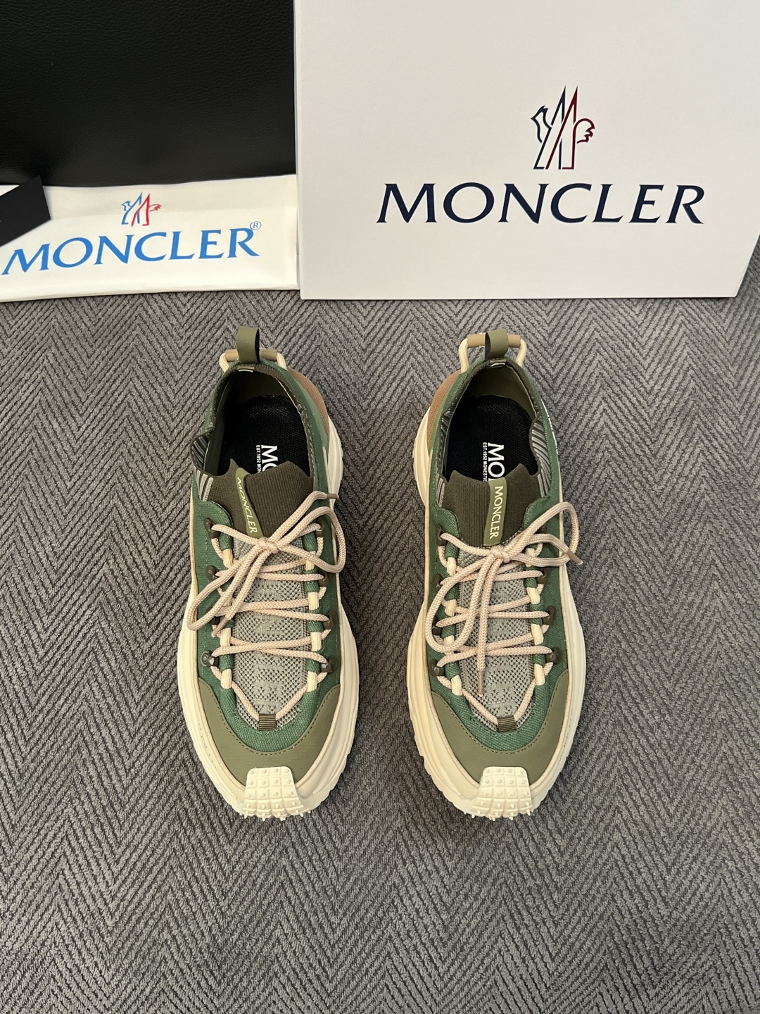 MONCLER  高品质 顶级工艺品  蒙口 新品专柜新款，原厂配置意大利进口牛皮搭配网布面料，高品质复杂拼接工艺，进口