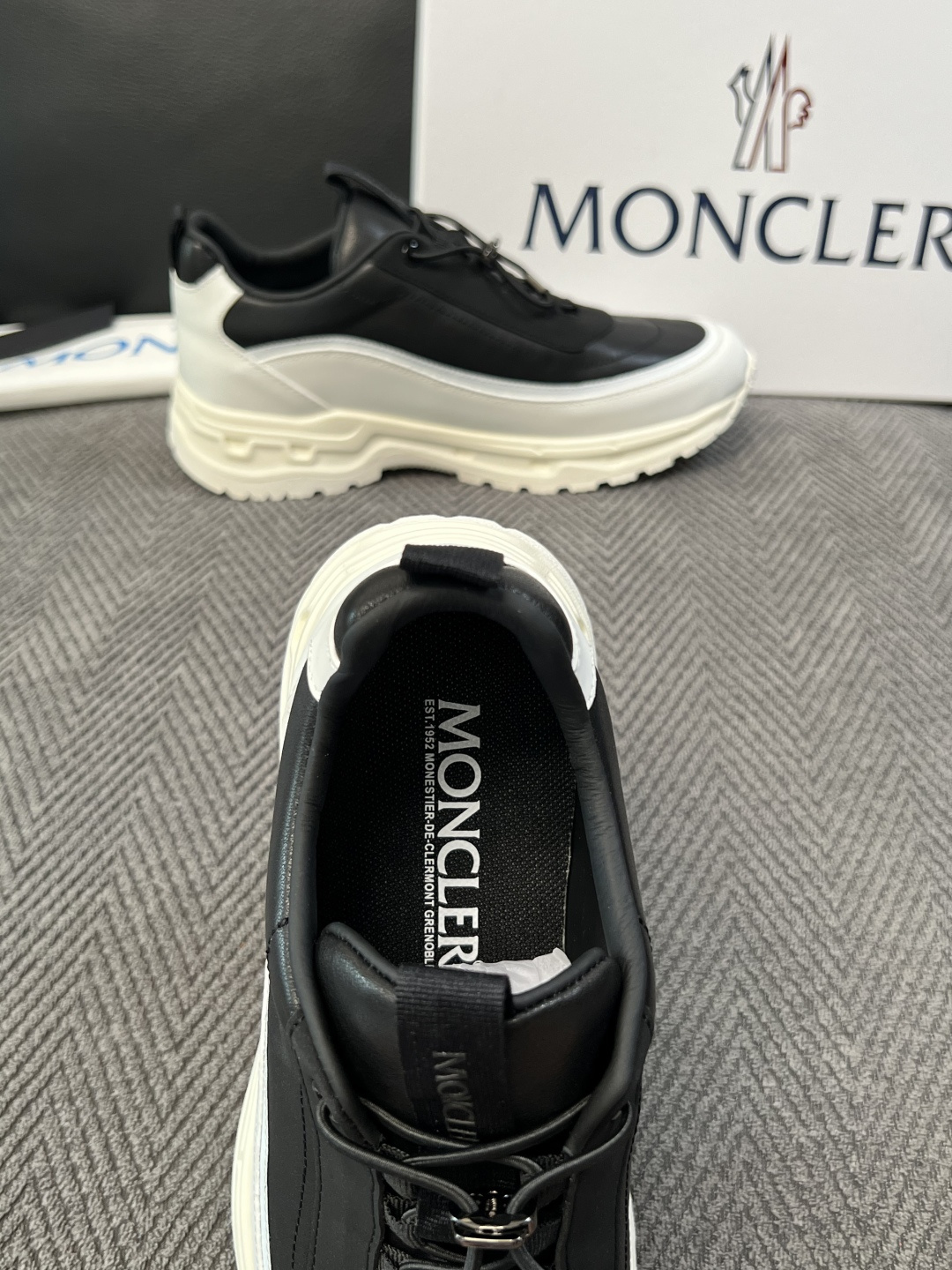 MONCLER  高品质 顶级工艺品  蒙口 新品专柜新款，原厂配置意大利进口牛皮搭配网布面料，高品质复杂拼接工艺，进口