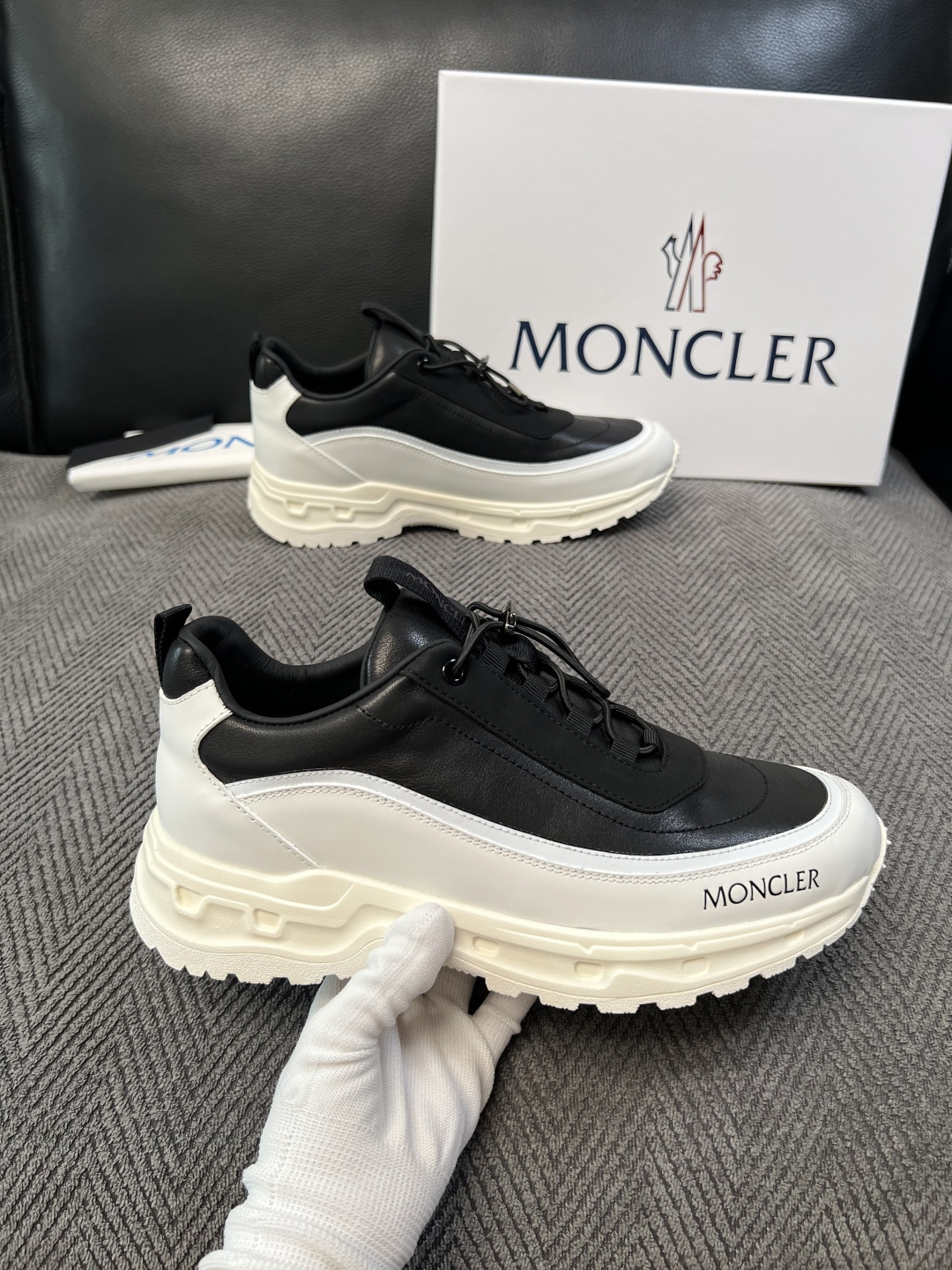 MONCLER  高品质 顶级工艺品  蒙口 新品专柜新款，原厂配置意大利进口牛皮搭配网布面料，高品质复杂拼接工艺，进口