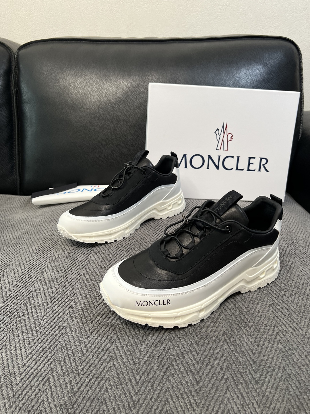 MONCLER  高品质 顶级工艺品  蒙口 新品专柜新款，原厂配置意大利进口牛皮搭配网布面料，高品质复杂拼接工艺，进口