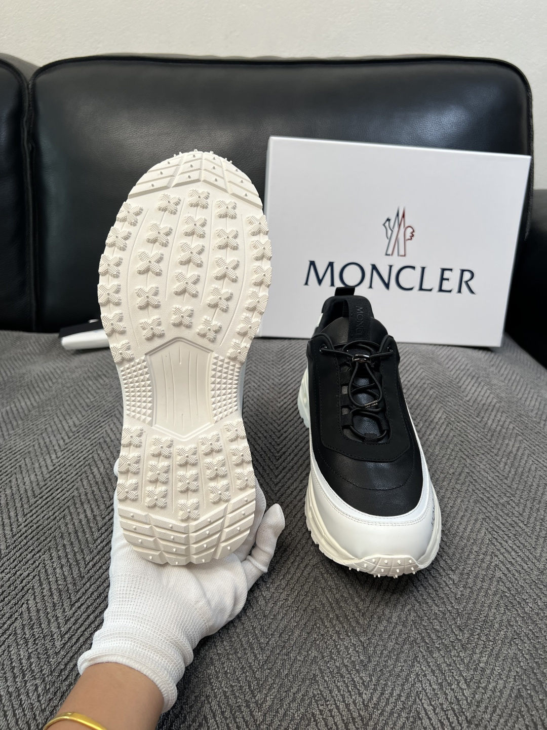 MONCLER  高品质 顶级工艺品  蒙口 新品专柜新款，原厂配置意大利进口牛皮搭配网布面料，高品质复杂拼接工艺，进口