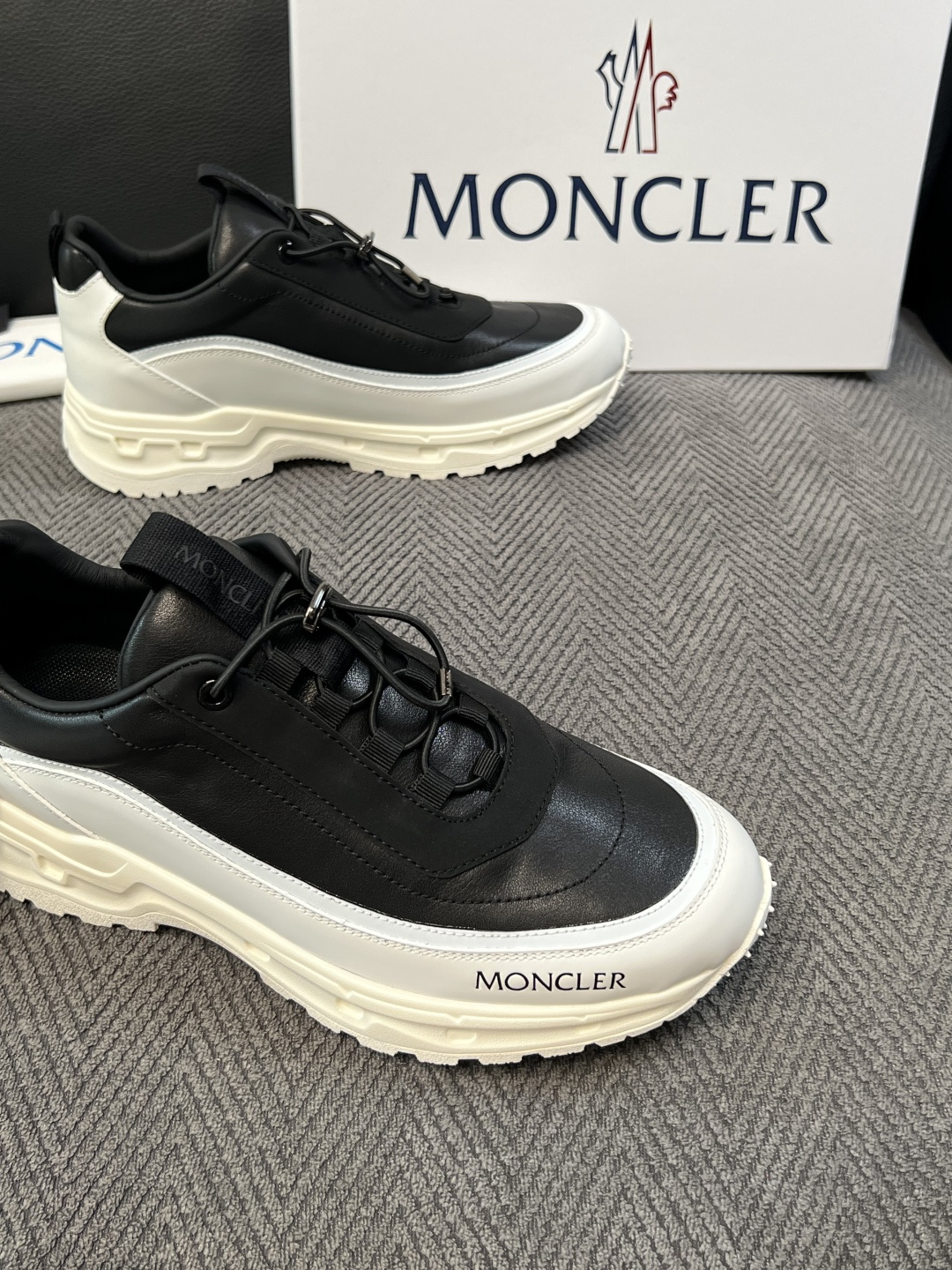 MONCLER  高品质 顶级工艺品  蒙口 新品专柜新款，原厂配置意大利进口牛皮搭配网布面料，高品质复杂拼接工艺，进口