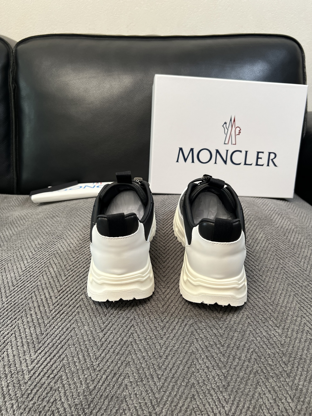 MONCLER  高品质 顶级工艺品  蒙口 新品专柜新款，原厂配置意大利进口牛皮搭配网布面料，高品质复杂拼接工艺，进口